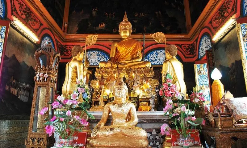 ภายในพระอุโบสถวัดปรมัยยิกาวาส พระประธานปางมารวิชัยสีทอง มีพระสาวกยืนขนาบสองข้าง ด้านหน้ามีพระพุทธรูปปิดทองและแจกันดอกไม้
